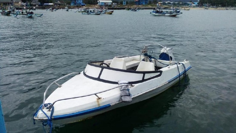 Speed Boat Tak Bertuan Ditemukan di Pantai Selatan Banyuwangi Speed Boat Tak Bertuan Ditemukan di Pantai Selatan Banyuwangi