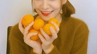 Kali ini senyum plus outfit Yeri sesegar jeruk di tangannya ya. Soal idola penyanyi, siapa sangka kalau Teri suka sekali Ariana Grande. Foto: Instagram redvelvet_yeri