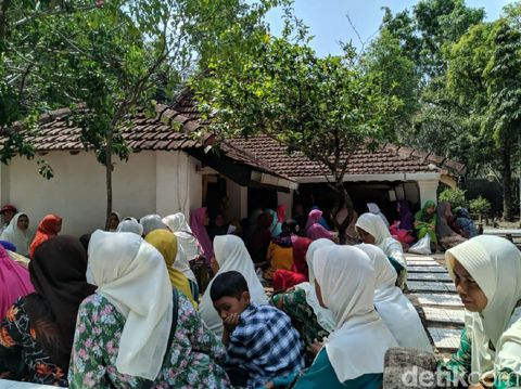 Ramainya Makam Batoro Katong yang didatangi peziarah/