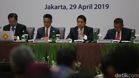 Direktur Retail Banking Bank Mandiri Donsuwan Simatupang, Direktur Keuangan Panji Irawan, Direktur Manajemen Risiko Ahmad Siddik Badruddin, Direktur Bisnis Kecil dan Jaringan Hery Gunardi, Direktur Teknologi Informasi dan Operasi Rico Usthavia Frans serta Corporate Secretary Rohan Hafas saat pemaparan kinerja triwulan I-2019 di Plaza Mandiri Jakarta, Senin (29/4).