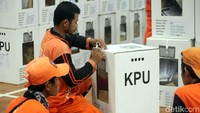 Kehadiran petugas PPSU tersebut untuk membantu proses rekapitulasi suara Pemilu 2019 di kawasan Pasar Minggu, Jakarta.