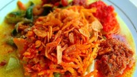 Kuah lontong sayur bisa kekuningan atau kemerahan tergantung selera. Yang penting kombinasi rasa gurih pedasnya bikin nagih. Foto: Instagram@kuliner_bpn