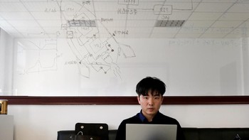 Ini adalah CEO LinkSpace, Hu Zhenyu, yang baru berusia 26 tahun. Ia meyakini permintaan untuk satelit mini akan terus meningkat dalam beberapa tahun ke depan. China sendiri sangat serius mengembangkan tekologi satelit. Foto: Reuters