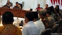Rapat dimulai pukul 13.20 WIB, dan dibuka langsung oleh Presiden Jokowi. Rapat terbatas siang ini akan dibahas mengenai rencana pemindahan ibu kota, kata Jokowi.