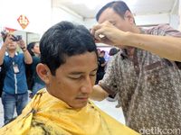 Sandiaga potong rambut di Ko Tang Glodok 