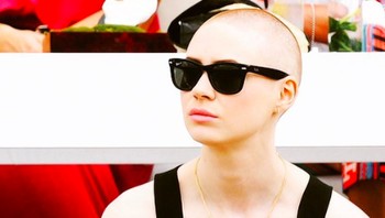 Kala itu, perannya di Nebula mengharuskannya untuk mencukur habis rambutnya demi tuntutan karakter tersebut. (Foto: Instagram/karengillanofficial)