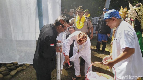 Ngikis artinya mensucikan diri dengan memagar hati menjaga dari perbuatan tercela, seminggu menjelang Bulan Ramadan. Simbolnya dengan memagar situs. Supaya saat melaksanakan ibadah puasa, diri sudah dalam keadaan benar-benar bersih. (Dadang Hermansyah/detikcom) Ngikis artinya mensucikan diri dengan memagar hati menjaga dari perbuatan tercela, seminggu menjelang Bulan Ramadan. Simbolnya dengan memagar situs. Supaya saat melaksanakan ibadah puasa, diri sudah dalam keadaan benar-benar bersih. (Dadang Hermansyah/detikcom)