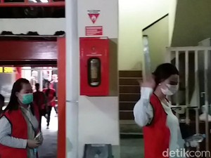 Lambaian Tangan Vanessa Angel untuk Emak-emak Saat Tiba di Pengadilan