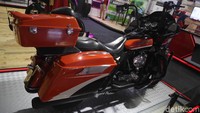SBY menaiki motor itu untuk menuju beberapa tempat demi menghemat waktu dan ia menilai lebih efektif. Foto: Pradita Utama