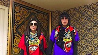 Peepy and Mother Lee, begitu pria tajir Thailand dan ibunya menyebut diri mereka. Keduanya populer karena selalu tampil matching dengan barang mewah. Mereka juga jalan-jalan lho (peepy_and_mother_lee/Instagram)