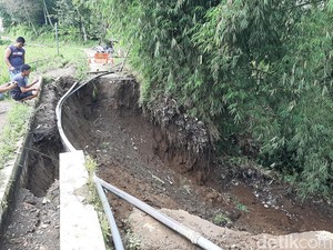 Longsor Putuskan Akses Warga dan Timbun Irigasi di Tasikmalaya