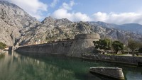Wall of Kotor, suatu tembok yang mengelilingi Kota Kotor untuk menghadang musuh di abad ke-13 (iStock)