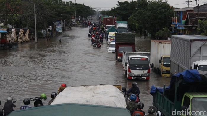 Banjir Mulai Surut Jalan Pantura Pasuruan Kembali Dibuka Foto 3