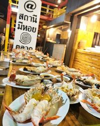 Waduh! Di Restoran Ini Pelayannya Lelaki Kekar yang Joget Pakai Bikini 