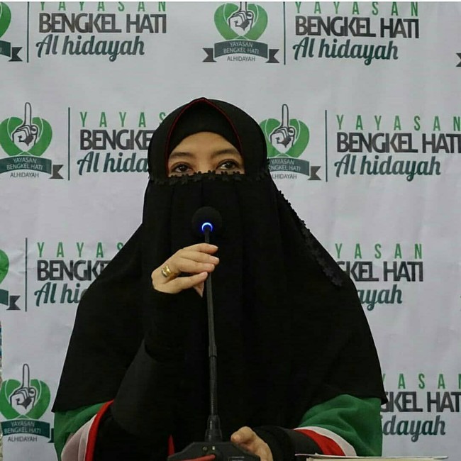 Dikenal sebagai artis papan atas, Peggy Melati Sukma sangat populer pada tahun 90-an. Namun kini tak ada lagi Peggy Melati Sukma artis dengan bayaran termahal yang ada adalah Khadija. Imej rambut pendek, seksi, dan terkenal dengan jargon pusing... dengan suaranya melengking jadi indentitas Peggy Melati Sukma di zaman kejayaannya terdahulu. Kini, Peggy Melati Sukma yang lebih dikenal dan berganti nama dengan Khadija itu berhijrah dan mundur dari dunia keartisan. Foto: Instagram/PeggyMelatiSukmaKhadija.