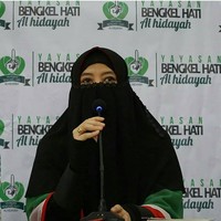 Dikenal sebagai artis papan atas, Peggy Melati Sukma sangat populer pada tahun 90-an. Namun kini tak ada lagi Peggy Melati Sukma artis dengan bayaran termahal yang ada adalah Khadija. Imej rambut pendek, seksi, dan terkenal dengan jargon pusing... dengan suaranya melengking jadi indentitas Peggy Melati Sukma di zaman kejayaannya terdahulu. Kini, Peggy Melati Sukma yang lebih dikenal dan berganti nama dengan Khadija itu berhijrah dan mundur dari dunia keartisan. Foto: Instagram/PeggyMelatiSukmaKhadija.