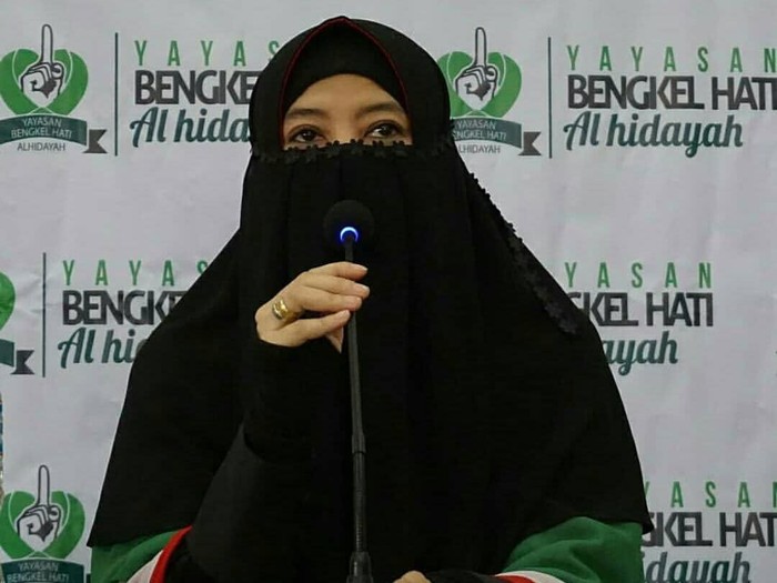 Gaya Hijab Cadar Peggy Melati Sukma