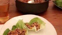 Fokus dengan ponsel, tapi Brendon tetap tidak melewatkan waktu untuk makan malam bersama keluarga dengan masakan rumahan. Foto: Istimewa