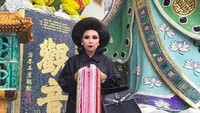 Mother Lee mengabadikan kunjungannya di Guan Yin Temple Repulse Bay, Hong Kong (peepy_and_mother_lee/Instagram)  
