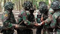 Mereka juga diberi ilmu untuk memanfaatkan tumbuhan yang ada di hutan sebagai makanan dan minuman. Sehingga mereka bisa tetap bertahan hidup di dalam hutan meski bekal makanan dan minuman sudah habis.