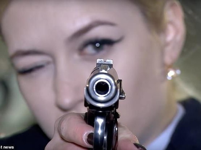 Berkecimpung di dunia yang didominasi kaum pria, Anna kerap menjadi bahan lelucon dan ejekan. Banyak orang yang meragukan kemampuan Anna hanya karena dia perempuan. Tapi saya tidak mau ambil pusing, saya hanya melayani dengan sepenuh hati,” kata ibu satu anak ini. (Foto: Ist.)