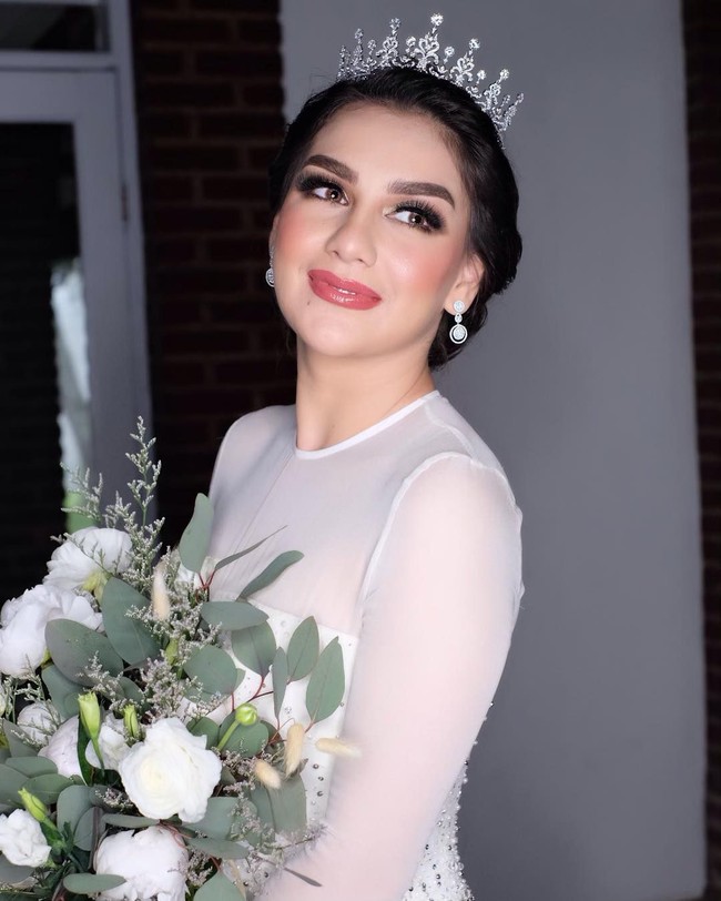 Penampilan Ibel pun berubah seketika saat resepsi pernikahan. Bintang sinetron Cinta Suci itu berubah bak princess, lengkap dengan gaun putih dan mahkota.  Foto: Instagram @bennusorumba