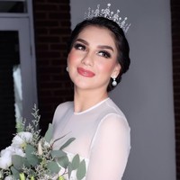 Penampilan Ibel pun berubah seketika saat resepsi pernikahan. Bintang sinetron Cinta Suci itu berubah bak princess, lengkap dengan gaun putih dan mahkota.  Foto: Instagram @bennusorumba