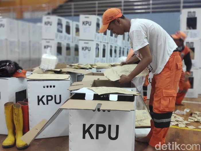 Petugas PPSU alias pasukan oranye ikut membantu saat proses rekapitulasi tingkat kecamatan di Pasar Minggu. Mereka bertugas mengangkat kotak suara, Senin (29/4/2019)