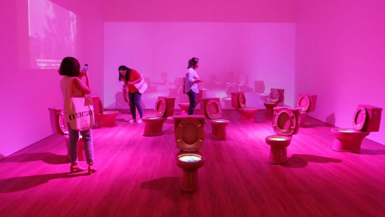 Uniknya Kloset Duduk Pink Berisi 12 Makanan Indonesia yang Ada di Museum MACAN Uniknya Kloset Duduk Pink Berisi 12 Makanan Indonesia yang Ada di Museum MACAN