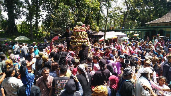 Setelah itu, warga kembali ke panggung utama untuk menyaksikan penampilan berbagai kesenian khas Ciamis. Terakhir ditutup dengan berebut buah-buahan dan hasil bumi yang disimpan pada gugunungan. Sebagai simbol saling berbagi. (Dadang Hermansyah/detikcom) Setelah itu, warga kembali ke panggung utama untuk menyaksikan penampilan berbagai kesenian khas Ciamis. Terakhir ditutup dengan berebut buah-buahan dan hasil bumi yang disimpan pada gugunungan. Sebagai simbol saling berbagi. (Dadang Hermansyah/detikcom)