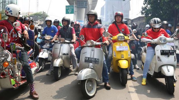 Anies melakukan sunmori atau Sunday morning ride mengendarai Vespa bersama putra bungsu, Ismail Hakim Baswedan