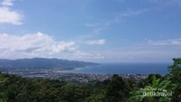 Mamuju merupakan ibu kota Kabupaten Mamuju di sisi Barat Sulawesi. Konturnya terdiri dari pegunungan hingga pesisir pantai (basri bachtiar/dTraveler)