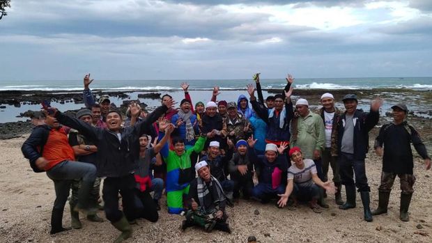 Maman, Priyo dan warga berfoto di Pantai Muara.