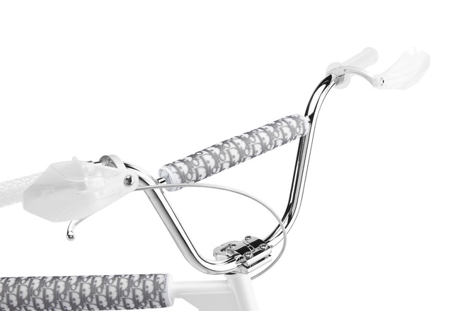 Bagian stang dan frame dihiasi bantalan bermotif logo Dior bergaya Oblique yang diperkenalkan pertama kali pada 1970an. Kim Jones, direktur kreatif Dior untuk busana pria, mengangkat kembali motif tersebut untuk koleksi sneakers B23 Dior musim ini yang akhirnya menjadi inspirasi utama sepeda BMX tersebut. (Foto: Dok. Dior)