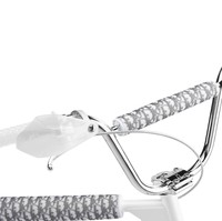 Bagian stang dan frame dihiasi bantalan bermotif logo Dior bergaya Oblique yang diperkenalkan pertama kali pada 1970an. Kim Jones, direktur kreatif Dior untuk busana pria, mengangkat kembali motif tersebut untuk koleksi sneakers B23 Dior musim ini yang akhirnya menjadi inspirasi utama sepeda BMX tersebut. (Foto: Dok. Dior)