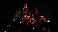 Bayangan makhluk-makhluk kegelapan yang ada di film Harry Potter muncul di kastil megah itu (Amanda Edwards/Getty Images)  