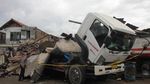 Ngeri! Begini Penampakan Truk Tangki Meledak di Surabaya
