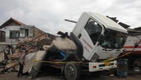 Truk itu meledak saat tengah dilakukan pengelasan. Pihak kepolisian menduga ledakan itu terjadi karena adanya tekanan udara.
