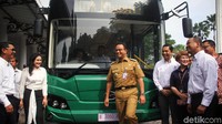 Anies didampingi oleh Dirut Transjakarta Agung Wicaksono, Sekda Pemprov DKI Saefullah dan Plt Kepala Dishub DKI Jakarta Sigit Widjatmoko.
