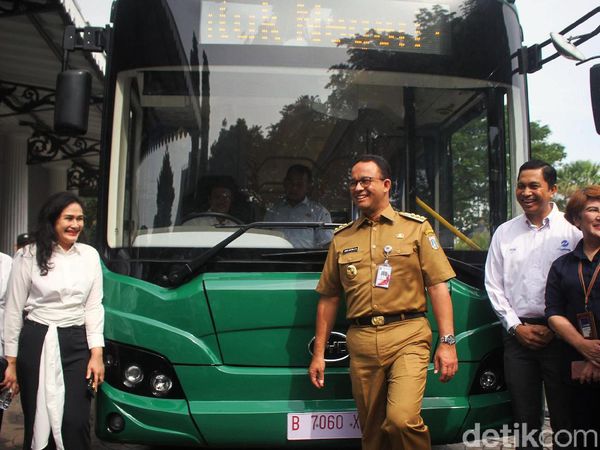 Jajal Bus Listrik Transjakarta, Anies Senang Banget