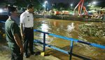 Potret Anies Baswedan Hingga Malam Blusukan ke Pintu Air di Jakarta