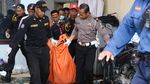 Ngeri! Begini Penampakan Truk Tangki Meledak di Surabaya