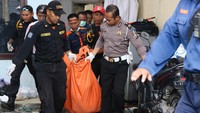 Ledakan tangki bekas minyak goreng berkapasitas 20 ton itu menyebabkan satu orang pekerja yakni Arif Agung Nugroho terlempar hinggal 15 meter. Ia terlempar hingga masuk ke rumah warga.