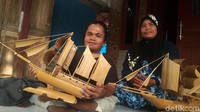 Ia dibantu sahabatnya untuk memasarkan miniatur pinisi melalui media sosial (medsos).