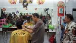 Sandiaga Cukur Rambut, Kumis dan Jenggot di Glodok