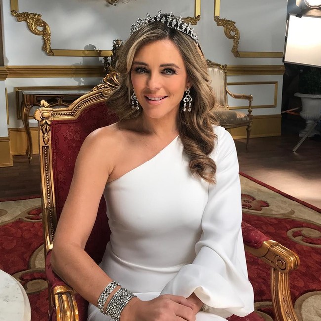 Satu hal yang aku akui adalah pelembap dan banyak pelembap. Aku akan memakai pelembap pada wajahku sebanyak enam kali sehari dan leherku sekitar 10 kali sehari, kata Elizabeth. Foto: Instagram @elizabethhurley1