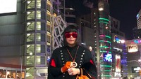 Dengan kostum yang nyentrik sembari memegang tas mewah, Peepy mengabadikan kunjungannya ke Seoul, Korea Selatan (peepy_and_mother_lee/Instagram)  