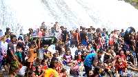Derasnya air terjun yang langsung menerpa tubuh membawa sensasi tersendiri, seolah-olah sedang dipijat. Itu yang membuat wisatawan betah berlama-lama main di air terjun ini.(Bakrie/detikcom)