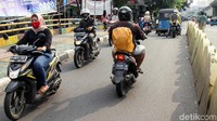 Para pemotor yang datang dari jalan Tanah Tinggi Barat menuju jl. Jembatan Galur ini harus melawan arah secara berjamaah.