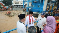 Anies melakukan pemantauan di Pintu Air Manggarai bersama Plt Kepala Dinas Lingkungan Hidup Djafar Muchlisin dan Plt Kepala Dinas Sumber Daya Air Yusmada Faizal. (Baca Juga: Pantau Pintu Air Manggarai, Anies: Sampahnya 170 Ton Kurang 24 Jam) / Foto: Instagram Anies Baswedan